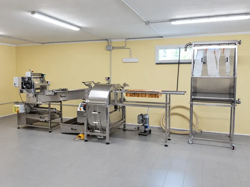 Il laboratorio di smielatura, con le macchine in fila