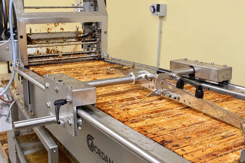Disopercolatrice con la fila di telaini da smielare